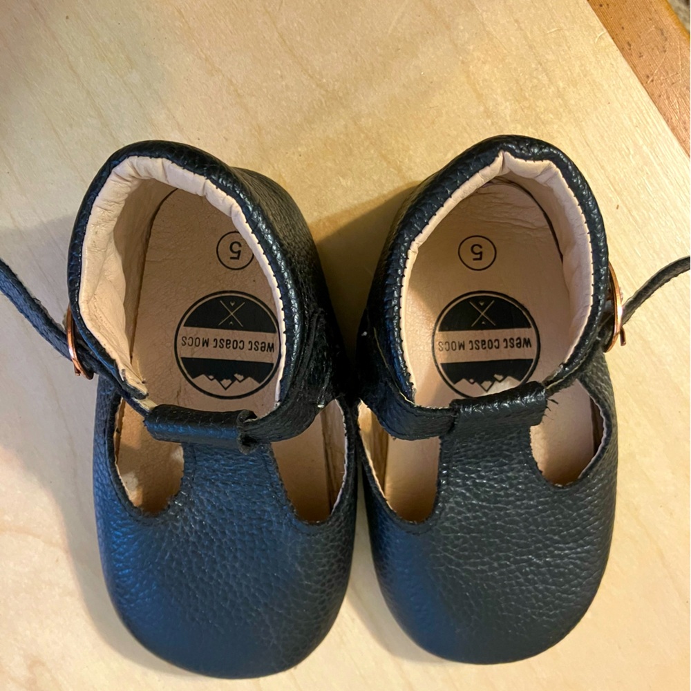 West Coast Mocs black Mary Jane’s size 5